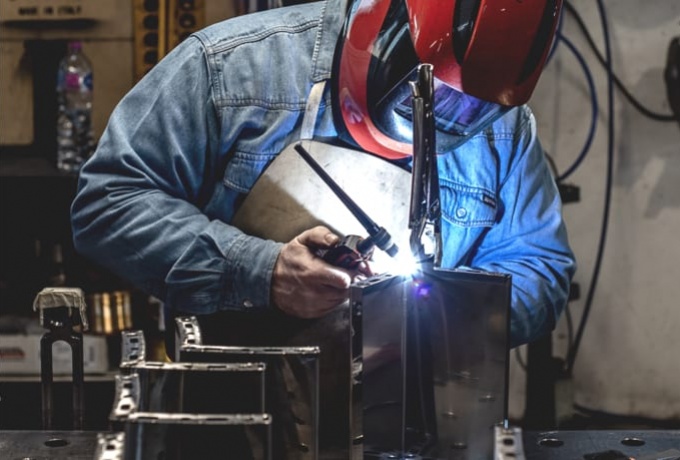 iron-furniture-maker